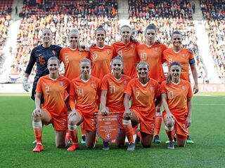 Vandaag op NPO Radio 1: Oranjeleeuwinnen strijden en Frits Spits plotseling doof