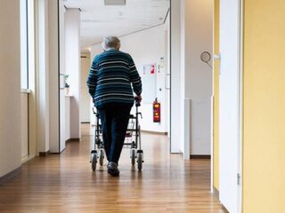 Kwart ouderen in verpleeghuis komt nauwelijks buiten