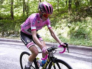 Van Vleuten onbedreigd naar eindzege in Giro Rosa, Vos wint slotetappe