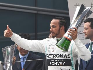 Hamilton wint duizendste race, Verstappen vierde in China