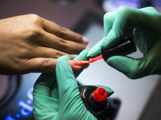 Podcast De Dag: hoe uitbuiting in nagelsalons werd ontdekt