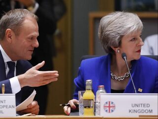 EU-voorzitter Tusk schiet May te hulp en stuurt aan op lang uitstel