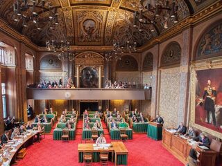 Je moet kiezen: bijklussende politici of grijze muizen?