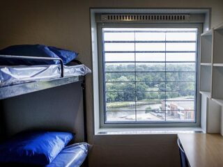 Vluchtelingen runnen hotel in de Bijlmerbajes