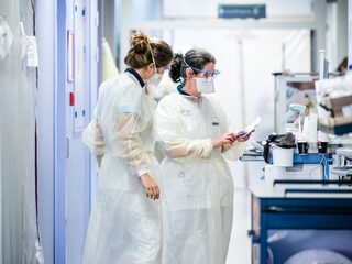 Attje Kuiken (PvdA): 'Iedereen in de zorg moet bonus van 500 euro krijgen'