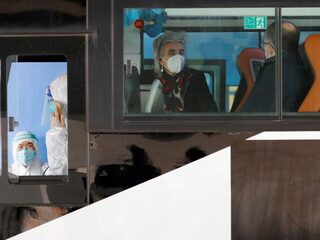 Onderzoekers komen aan in Wuhan