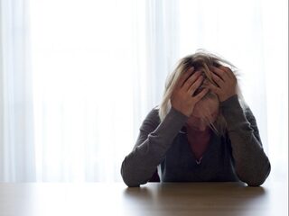 Moeder van vier kinderen, maar toch eenzaam: 'Ik zit al jarenlang in rouw'