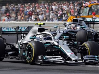 Hamilton grijpt zesde zege in Silverstone, onfortuinlijke Verstappen vijfde