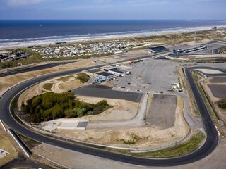 Asfaltbrokken als tribune-ondergrond: 'Het gaat, zoals zo vaak, over je eigen ruimte zo groot mogelijk maken, ook ten koste van anderen’