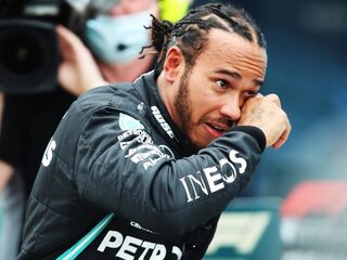 Hamilton wint in Turkije en evenaart Schumacher met zevende wereldtitel