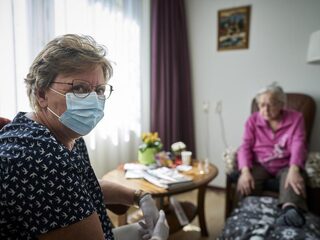 Verpleeghuizen versoepelen: 'Mam voelt zich gekooid'