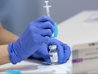 Expert over stopzetten AstraZeneca-prikken: 'Ik heb daar veel moeite mee'