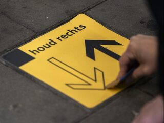 Drie basisregels NS-stations: rechts houden, 1,5 meter afstand en mondkapje op