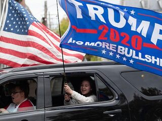 Amerikaanse staten versoepelen coronamaatregelen sneller dan geadviseerd: 'Zonder baan raken ze alles kwijt'