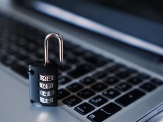 Nederland te afhankelijk van buitenlandse techbedrijven: 'Geven controle over samenleving uit handen'