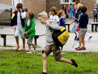 Kinderarts moedigt ouders aan hun kinderen naar school te laten gaan