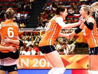 Volleybalsters naar halve finales WK na zege op titelhouder VS