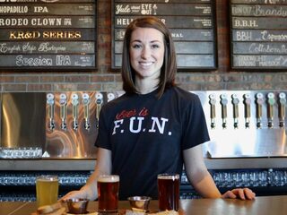 Onderzoek: forceer je vaak een glimlach, dan drink je meer alcohol