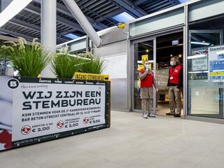 Stembureaus geopend, vooral voor kwetsbaren: 'Zo hoef ik niet in de rij te staan'