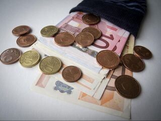 De overheid is niet alleen een schuldeiser, maar maakt de problemen nog groter dan dat ze al zijn