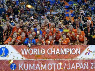 Feest in de kantine bij VOC, Nederland is wereldkampioen