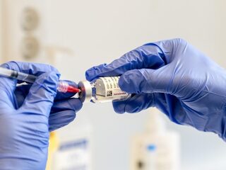 Waarom gaat het vaccineren in Amerika zo snel?