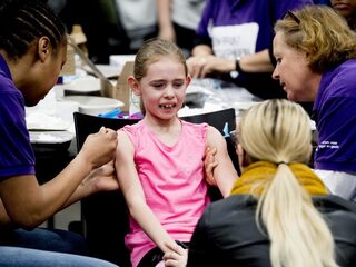 Geldstraffen voor vaccinatieweigeraars? 'Win het vertrouwen van ouders terug'