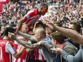PSV landskampioen na klinkende 3-0 zege op Ajax