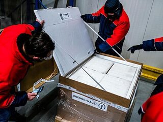 Feit of fictie: 'Je mag niet schudden met een coronavaccin'