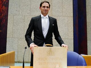 Hoekstra bij aanbieden Miljoenennota: samenleving mogelijk langer ontwricht