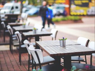 Horeca wil soepelere handhaving coronaregels: 'In een vliegtuig of de supermarkt mag alles wel'