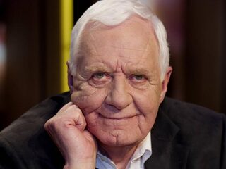 Idealistische televisiejournalist Aad van den Heuvel (84) overleden