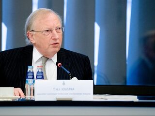 Adoptieouders keren zich tegen rapport commissie-Joustra
