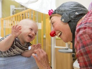 Cliniclowns toveren al 25 jaar een lach op kindergezichten