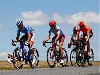 Van Aert verrast met sprintzege, Pinot en Fuglsang verliezen tijd