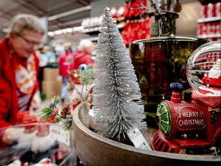 Skiënde kerstmannen en ijspegels aan het plafond: tuincentra is niets te gek