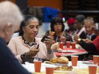 Hoogopgeleide senioren worden steeds ouder, laagopgeleiden niet
