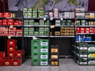 Podcast De Dag: Zorgen over agressie in supermarkten door alcoholklok