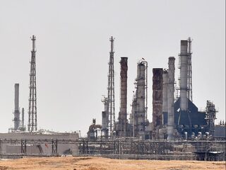 Forse stijging olieprijzen na aanvallen op Saudische olie-installaties