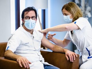 Diederik Gommers: 'Aanhoudende hoofdpijn na vaccinatie? Bel je specialist'