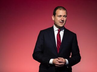 Asscher (PvdA) spreekt leden tegen over vliegverbod: ‘Gaan we niet doen’