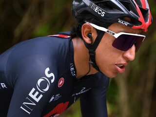 Egan Bernal grijpt macht in Giro met heroïsche zege op gravel