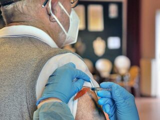 Nederlanders positiever over coronavaccinatie, ook zorgmedewerkers