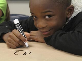 Wat is de impact van onderadvisering op de Caribische gemeenschap in Nederland?