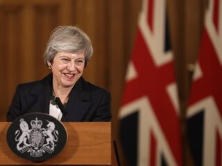 Meevaller voor May, maar afzetprocedure nog niet uit de lucht