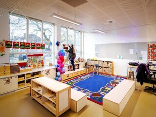 Overal lege scholen, Rode Kruis opent hulplijn