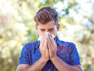 Je nies inhouden kan een gat in je keel veroorzaken