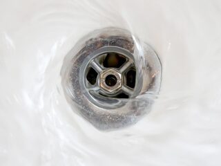 Water in douche loopt badkamer in: heb je recht op herstel?