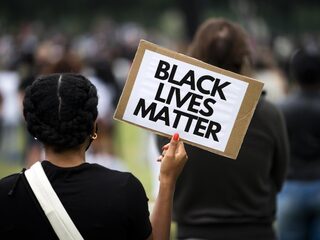 Iemand aannemen om zijn huidskleur: goed idee?