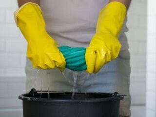 Mensen met dubbele, slecht betaalde banen in de knel